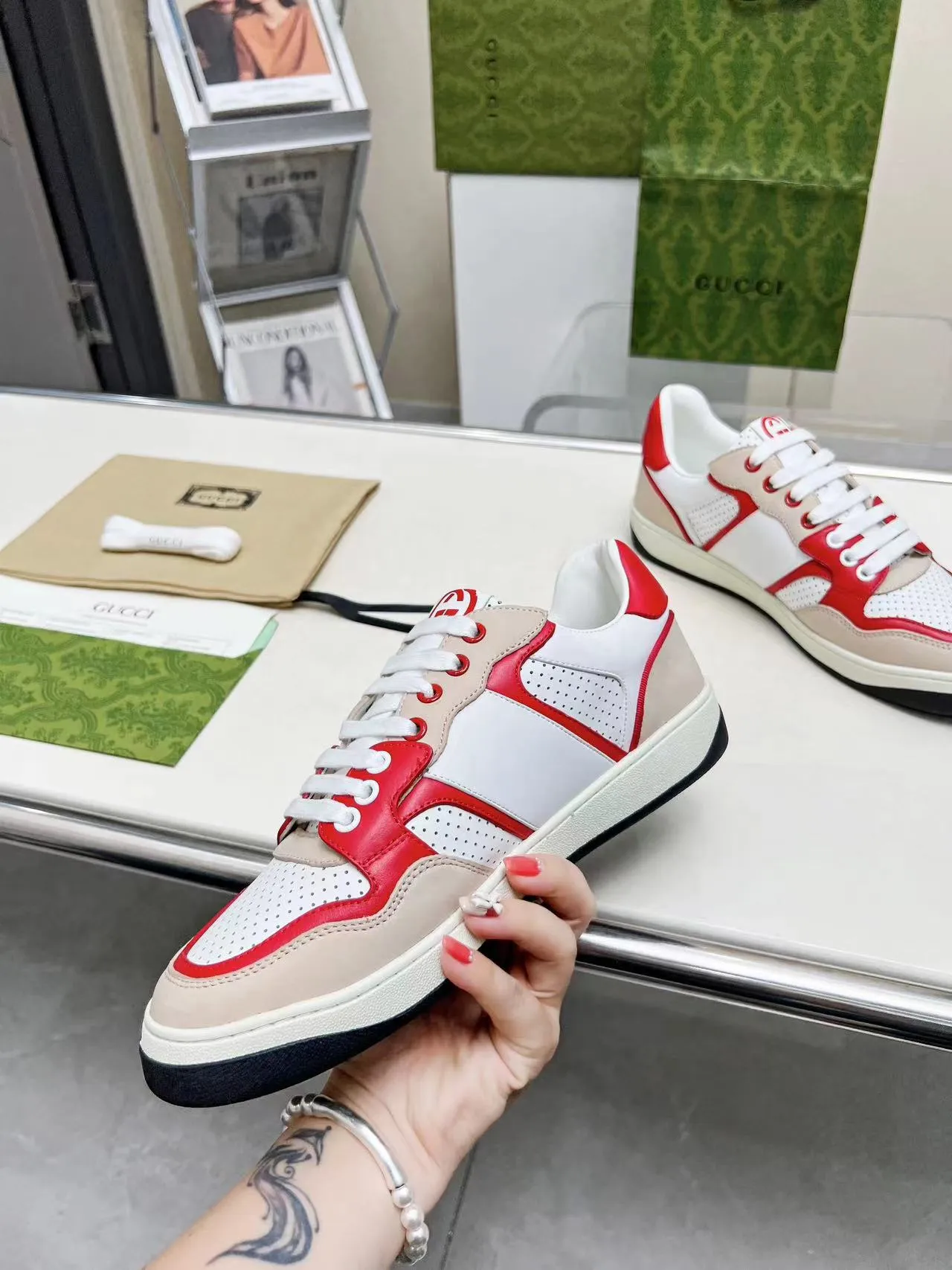 P620 💞💞Gucci G Home’s latest popular sports shoes, couple’s style, casual, retro white shoes 🌸🌸🌸 New popular series. The exquisite and compact interlocking double G logo romantically interprets the aesthetic concept of this series. Made of off-white leather, retro inspiration is cleverly blended into the sneaker design to reinterpret the brand logo. Exquisitely packaged at the delivery counter 🛍📦 ▪️Fabric: Original custom-made imported first-layer cowhide leather ▪️Lining: Original custom-made imported cowhide lining ▪️Outsole: Original molded two-color TPU outsole ▪️Size: Women's 35-40 / Men's 39-45